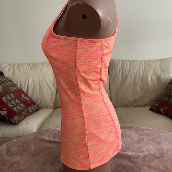 Beautiful athletic top. Excellent condition. - Picture 3 of 15